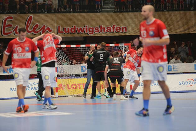 Jubilant Ludwigshafen and sad players from Bergisches HC at the game TSG Ludwigshafen Friesenheim vs. Bergischer HC in the 1 Handball Bundesliga on 30 10 2019, TSG Ludwigshafen Friesenheim Bergischer HC, Handball, 1 Bundesliga, 30 10 2019 Ludwigshafen Copyright: xEibner-Pressefotox xMichaelxBermelx