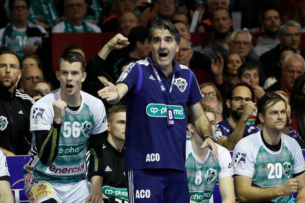31 10 2019, Swiss Life Hall, Hannover, league game, 1 league, TSV Hannover Burgdorf vs HSG Nordhorn Lingen, in picture Carlos Ortega coach, Han Burgdorf is sour TSV Hannover Burgdorf vs HSG Nordhorn Lingen