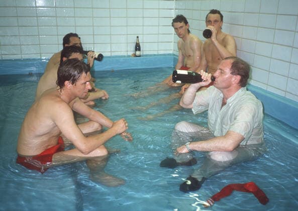 On the withdrawal of Uli Hoeness as President of FC Bayern Muenchen Archivfoto Fussball Bundesliga, FC Bayern Muenchen German Champion 1989, Meisterparty, Manager Uli HOENESS right and Klaus AUGENTHALER drink champagne in the pool, tired pool, 17 06 1989
