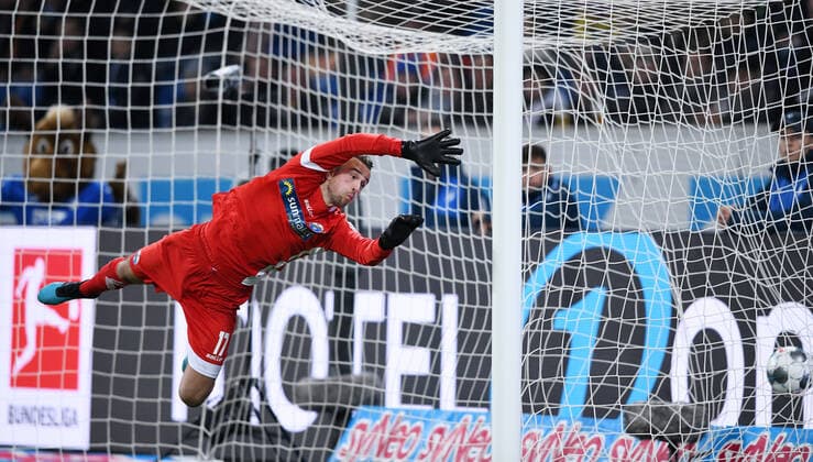 Sport Bilder des Tages Fussball 1. Bundesliga Saison 2019 2020 10. Spieltag TSG 1899 Hoffenheim - SC Paderborn 01.11.2019 Torwart Leopold Zingerle (SC Paderborn) bekommt per Freistoss das Tor zum 0-1 *** Soccer 1 Bundesliga Season 2019 2020 10 Matchday TSG 1899 Hoffenheim SC Paderborn 01 11 2019 Goalkeeper Leopold Zingerle SC Paderborn gets the goal to 0 1 per free kick