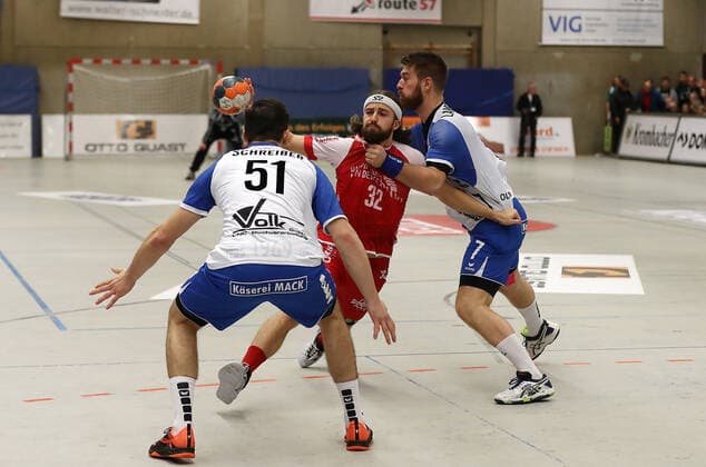 TuS Ferndorf TV Hüttenberg, 01 11 2019 centre Julius Lindskog Andersson TuS Ferndorf against left Hendrik Schreiber TV Hüttenberg and Moritz Lambrecht TV Hüttenberg , Kreuztal Stählerwiese Germany