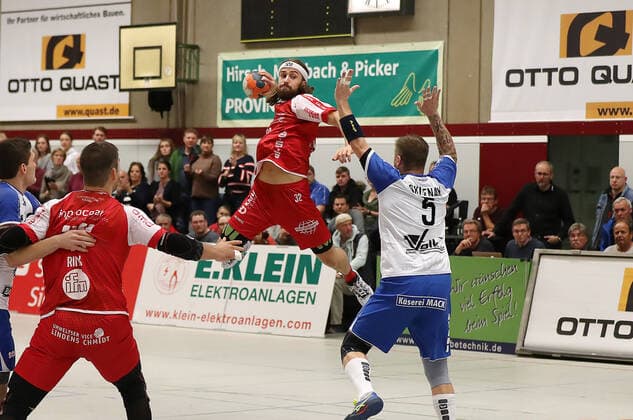 TuS Ferndorf TV Hüttenberg, 01 11 2019 centre Julius Lindskog Andersson TuS Ferndorf against right Tomáö Sklenák TV Hüttenberg , left Thomas Rink TuS Ferndorf , Kreuztal Stählerwiese Germany