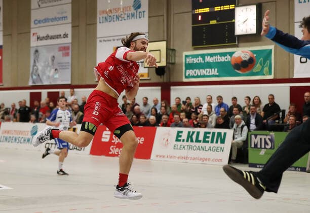 TuS Ferndorf TV Hüttenberg, 01 11 2019 Center Julius Lindskog Andersson TuS Ferndorf with the 5 3 against goalkeeper Nikolai Weber TV Hüttenberg , Kreuztal Stählerwiese Germany