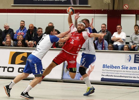 TuS Ferndorf TV Hüttenberg, 01 11 2019 centre Julius Lindskog Andersson TuS Ferndorf against left Merlin foot TV Hüttenberg and Tomáö Sklenák TV Hüttenberg , Kreuztal Stählerwiese Germany