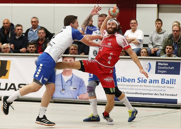 TuS Ferndorf TV Hüttenberg, 01 11 2019 centre Julius Lindskog Andersson TuS Ferndorf against left Merlin foot TV Hüttenberg and Tomáö Sklenák TV Hüttenberg , Kreuztal Stählerwiese Germany