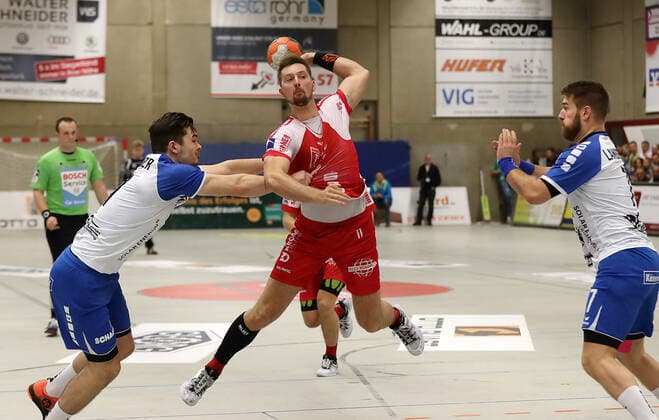 TuS Ferndorf TV Hüttenberg, 01 11 2019 centre Lucas Schneider TuS Ferndorf against left Hendrik Schreiber TV Hüttenberg and Moritz Lambrecht TV Hüttenberg Kreuztal Stählerwiese Germany