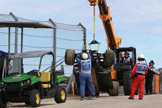 Sport Bilder des Tages 1st November 2019; Circuit of the Americas, Austin, Texas, United States of America; Formula 1 United Sates Grand Prix, practice day; Haas F1 Team, Romain Grosjean damaged car is cleared away - Editorial Use  ActionPlus12183066 LeannexBoon