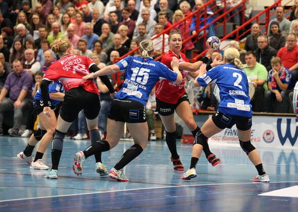 Emily Boelk Thueringer HC 20 against Celine Michielsen HSG Blomberg Lippe 15 left and Kira Schnack HSG Blomberg Lippe 2 right GER, Handball, DHB Cup Women, round of 16, HSG Blomberg Lippe against Thueringer HC, 02 11 2019 Blomberg Copyright: xEibner-Pressefotox xJanxStrohdiex EP_JSK