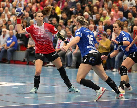 Iveta Koresova Thueringer HC 18 against Celine Michielsen HSG Blomberg Lippe 15 right GER, Handball, DHB Cup Women, Round of 16, HSG Blomberg Lippe against Thueringer HC, 02 11 2019 Blomberg Copyright: xEibner-Pressefotox xJanxStrohdiex EP_JSK