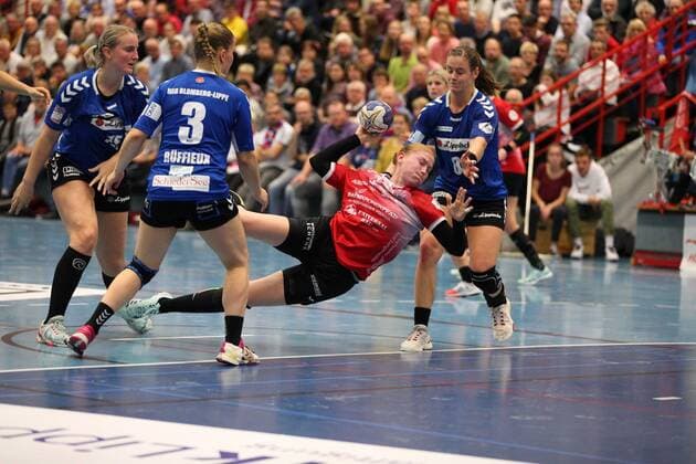 Meike Schmelzer Thueringer HC 13 passing v l Celine Michielsen HSG Blomberg Lippe 15 , Laura Rueffieux HSG Blomberg Lippe 3 , Tessa van Zijl HSG Blomberg Lippe 8 GER, Handball, DHB Cup Women, Round of 16, HSG Blomberg Lippe vs Thueringer HC, 02 11 2019 Blomberg Copyright: xEibner-Pressefotox xJanxStrohdiex EP_JSK