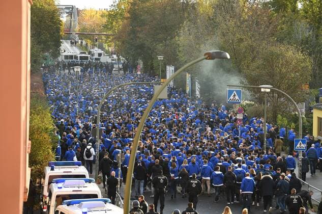 Football, Men, Season 2019 2020, 1 Bundesliga 10 Matchday , 1 FC Union Berlin Hertha BSC, Fans of Hertha met for a fan march at Boxhagener Platz before they left for Köpenick, here they are in Gärtner Straße near Boxhagener Platz, 02 11 2019, Copyright: xMatthiasxKochx