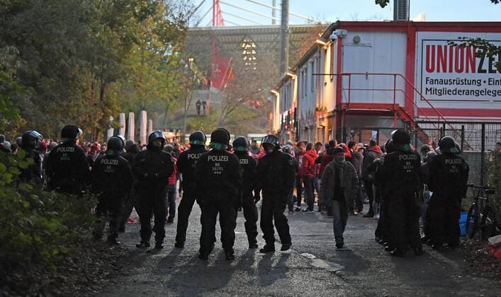 Soccer, men, season 2019 2020, 1 Bundesliga 10 matchday , 1 FC Union Berlin Hertha BSC, The game was accompanied by a large security force police, folder, here on the forest side, 02 11 2019, Copyright: xMatthiasxKochx