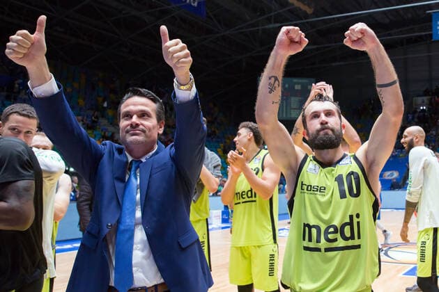 Fraport Skyliners medi Bayreuth , 1 BBL Head Coach Raoul Korner medi Bayreuth and Bastian Doreth medi Bayreuth, 10 thanks to the audience , Frankfurt am Main Hessen Germany Fraport Arena