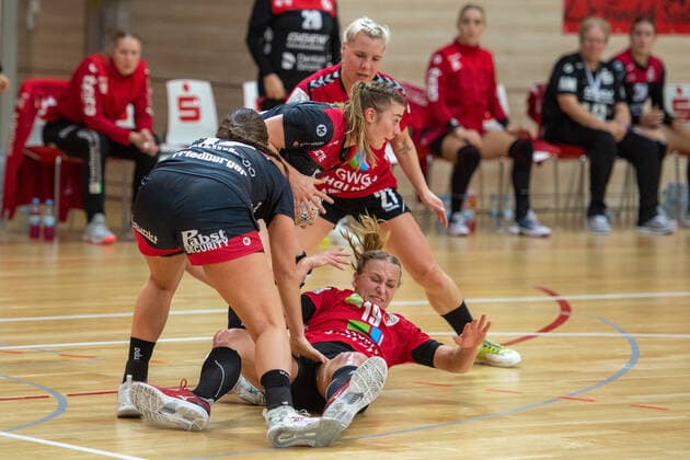 Lea Gruber SV Union Halle on ground in the fight against Isabell Hurst Bensheim and Lisa Friedberger Bensheim in the DHB Cup Round of 16 SV Union Halle Neustadt Wildcats vs HSG Bensheim Auerbach Handball DHB Cup Season 2019 2020 Copyright xVIADATAx xHolgerxJohnx Halle Saale Sachsen Anhalt Germany