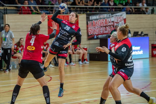 Sarah van Gulik Bensheim wins against Pia Dietz SV Union Halle in DHB Cup Round of 16 SV Union Halle Neustadt Wildcats vs HSG Bensheim Auerbach Handball DHB Cup Season 2019 2020 Copyright xVIADATAx xHolgerxJohnx Halle Saale Sachsen Anhalt Germany