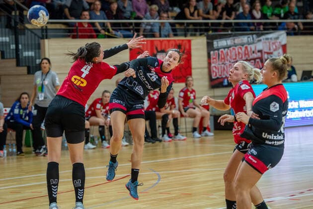 Sarah van Gulik Bensheim vs. Pia Dietz SV Union Halle DHB Cup Round of 16 SV Union Halle Neustadt Wildcats vs HSG Bensheim Auerbach Handball DHB Cup Season 2019 2020 Copyright xVIADATAx xHolgerxJohnx Halle Saale Sachsen Anhalt Germany