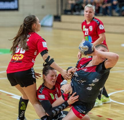 Isabell Hurst Bensheim vs. Pia Dietz SV Union Halle and Isabelle Rösner SV Union Halle in DHB Cup Round of 16 SV Union Halle Neustadt Wildcats vs HSG Bensheim Auerbach Handball DHB Cup Season 2019 2020 Copyright xVIADATAx xHolgerxJohnx Halle Saale Sachsen Anhalt Germany