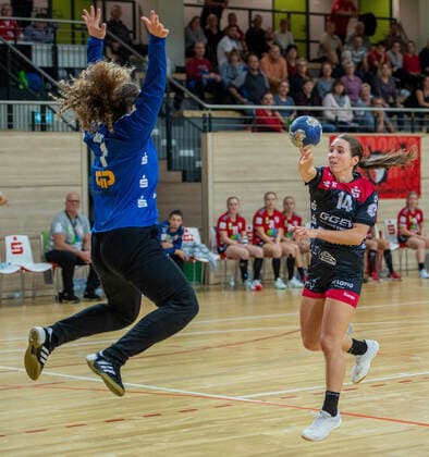 Sanne Hoekstra Bensheim fails due to Isabel Gois goalkeeper, SV Union Halle in DHB Cup round sixteen SV Union Halle Neustadt Wildcats vs HSG Bensheim Auerbach Handball DHB Cup Season 2019 2020 Copyright xVIADATAx xHolgerxJohnx Halle Saale Sachsen Anhalt Germany