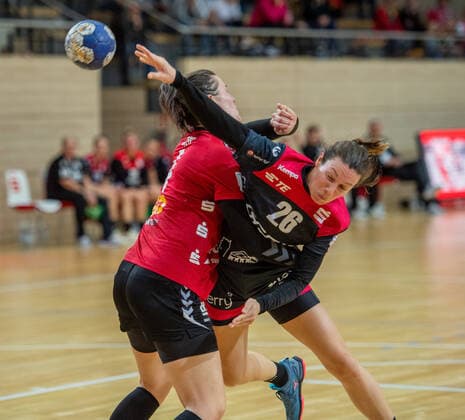 Sarah van Gulik Bensheim vs. Pia Dietz SV Union Halle DHB Cup Round of 16 SV Union Halle Neustadt Wildcats vs HSG Bensheim Auerbach Handball DHB Cup Season 2019 2020 Copyright xVIADATAx xHolgerxJohnx Halle Saale Sachsen Anhalt Germany