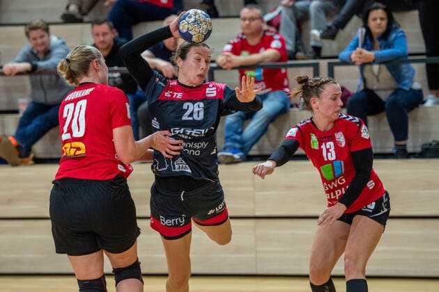 Sarah van Gulik Bensheim wins against Danique Boonkamp SV Union Halle in the DHB Cup Round of 16 SV Union Halle Neustadt Wildcats vs HSG Bensheim Auerbach Handball DHB Cup Season 2019 2020 Copyright xVIADATAx xHolgerxJohnx Halle Saale Sachsen Anhalt Germany