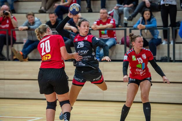 Sarah van Gulik Bensheim wins against Danique Boonkamp SV Union Halle in the DHB Cup Round of 16 SV Union Halle Neustadt Wildcats vs HSG Bensheim Auerbach Handball DHB Cup Season 2019 2020 Copyright xVIADATAx xHolgerxJohnx Halle Saale Sachsen Anhalt Germany