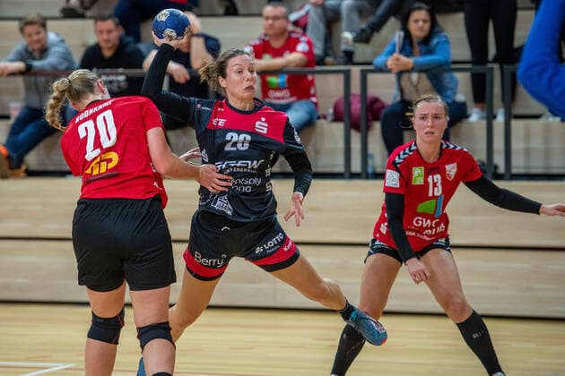 Sarah van Gulik Bensheim wins against Danique Boonkamp SV Union Halle in the DHB Cup Round of 16 SV Union Halle Neustadt Wildcats vs HSG Bensheim Auerbach Handball DHB Cup Season 2019 2020 Copyright xVIADATAx xHolgerxJohnx Halle Saale Sachsen Anhalt Germany