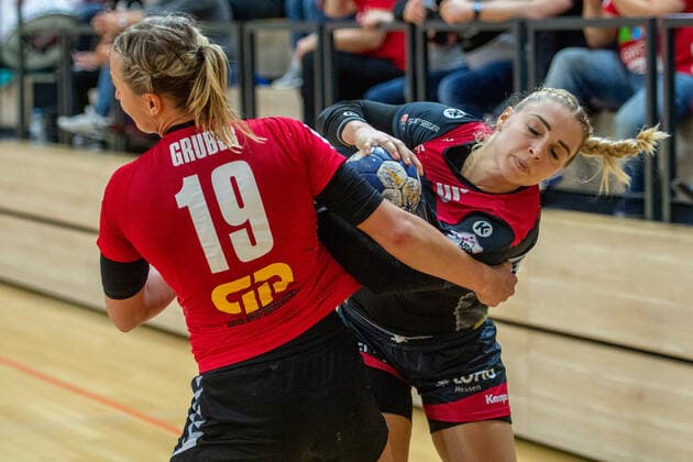 Lea Gruber SV Union Halle vs. Christin Kühlborn Bensheim in DHB Cup Round of 16 SV Union Halle Neustadt Wildcats vs HSG Bensheim Auerbach Handball DHB Cup Season 2019 2020 Copyright xVIADATAx xHolgerxJohnx Halle Saale Sachsen Anhalt Germany