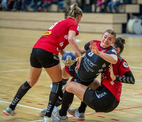 Isabell Hurst Bensheim wins against Saskia Lang SV Union Halle and Pia Dietz SV Union Halle in the DHB Cup Round of 16 SV Union Halle Neustadt Wildcats vs HSG Bensheim Auerbach Handball DHB Cup Season 2019 2020 Copyright xVIADATAx xHolgerxJohnx Halle Saale Sachsen Anhalt Germany