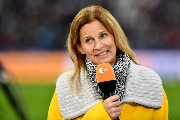 Football 1 Bundesliga 10 Matchday Eintracht Frankfurt FC Bayern Munich on 02 11 2019 in the Commerzbank Arena in Frankfurt Katrin Müller Hohenstein ZDF Moderator DFL regulations prohibit any use of photographs as image sequences and or quasi video xJKx