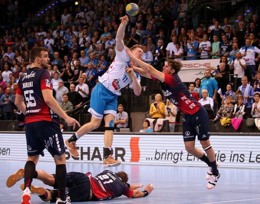 BAU 02 11 2019 Stuttgart Handball TVB Stuttgart vs. SG Flensburg Handewitt, Adam Lönn TVB, middle scores to equalise, right Magnus Abelvik Rod Flensburg
