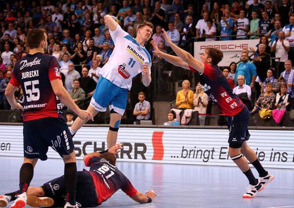 BAU 02 11 2019 Stuttgart Handball TVB Stuttgart vs. SG Flensburg Handewitt, Adam Lönn TVB, middle scores to equalise, right Magnus Abelvik Rod Flensburg