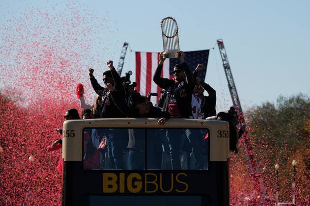 Bilder des Jahres 2019, Sport 11 November Sport Themen der Woche KW44 Sport Bilder des Tages Team members of The Washington Nationals, hold up the Commissioner s Trophy during the parade for the team after they won the World Series, in Washington, DC on Saturday November 2, 2019.  WAP20191102219 AlexxWroblewski
