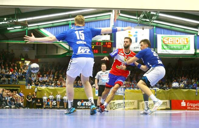 Andrej Obranovic Eisenach in attack, left Nico Schneider Aue , right Kevin Lux Aue Handball 2 Liga 2019 20 EHV Aue ThSV Eisenach 28 26 am 2 11 2019 EHV Aue ThSV Eisenach