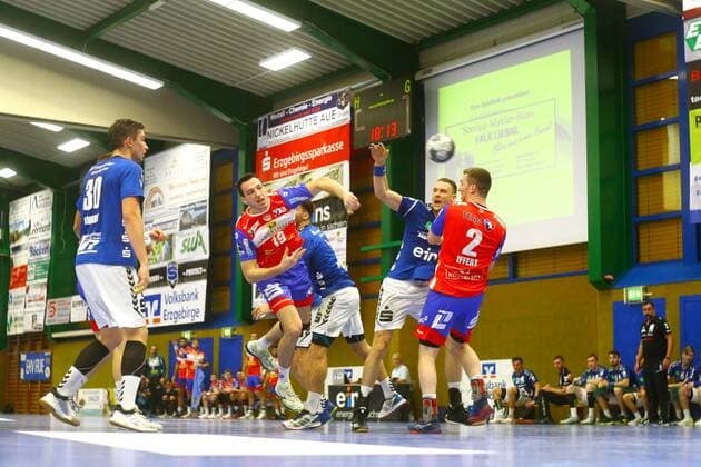 Goalscoring by Ante Tokic Eisenach , left Adrian Kammlodt Aue , right Gabriel De Santis Aue , Kevin Roch Aue and Hannes Iffert Eisenach Handball 2 League 2019 20 EHV Aue ThSV Eisenach 28 26 at 2 11 2019 EHV Aue ThSV Eisenach