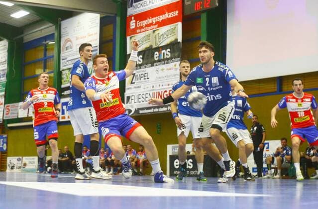 Goalscoring by Adrian Wöhler Eisenach , left Adrian Kammlodt Aue and Hannes Iffert Eisenach , right Benas Petreikis Aue , Gabriel De Santis Aue and Ante Tokic Eisenach Handball 2 Liga 2019 20 EHV Aue ThSV Eisenach 28 26 am 2 11 2019 EHV Aue ThSV Eisenach