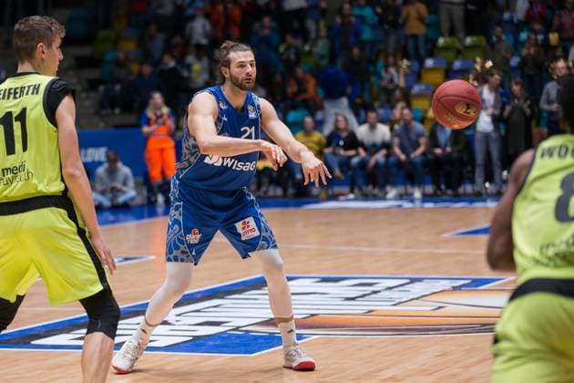 Fraport Skyliners medi Bayreuth , 1 BBL Leon Kratzer Skyliners, 21 fits the ball to a player , Frankfurt am Main Hessen Germany Fraport Arena