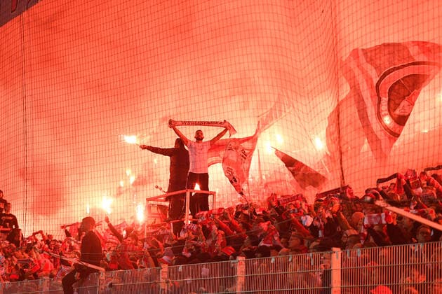 The Union fans on the forest side ignite Bengalos and fireworks during the match 1 FC Union Berlin Hertha BSC Berlin 1 Bundesliga 2019 2020, season 2019 2020, football, soccer, DFL, soccer, men, Germany, Germany, Berlin, 1 11 2019 stadium Alte Foersterei DFL REGULATIONS PROHIBIT ANY USE OF PHOTOGRAPHS AS IMAGE SEQUENCES AND OR QUASI VIDEO