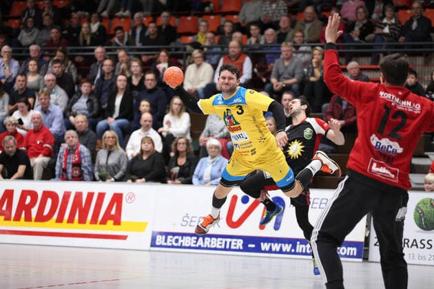 Fabian Schlaich HSG Konstanz 3 against Peter Tatai TuS N Luebbecke 12 right GER, Handball, 2 Bundesliga, TuS N Luebbecke against HSG Konstanz, 02 11 2019 Luebbecke Copyright: xStrohdiekx Eibner-Pressefotox EP_jsk