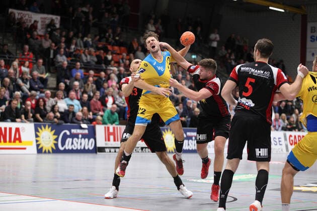 Fynn Beckmann HSG Konstanz 22 against Marko Bagaric TuS N Luebbecke 13 left and Moritz Schade TuS N Luebbecke 25 right GER, Handball, 2 Bundesliga, TuS N Luebbecke against HSG Konstanz, 02 11 2019 Luebbecke Copyright: xStrohdiekx Eibner-Pressefotox EP_jsk