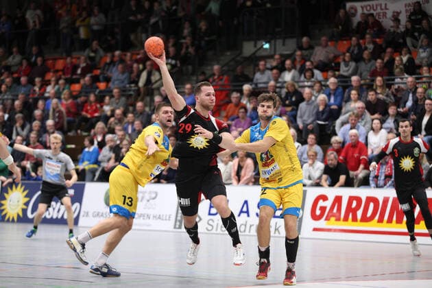 Marian Orlowski TuS N Luebbecke 29 against Fabian Wiederstein HSG Konstanz 13 left and Fynn Beckmann HSG Konstanz 22 right GER, Handball, 2 Bundesliga, TuS N Luebbecke against HSG Konstanz, 02 11 2019 Luebbecke Copyright: xStrohdiekx Eibner-Pressefotox EP_jsk