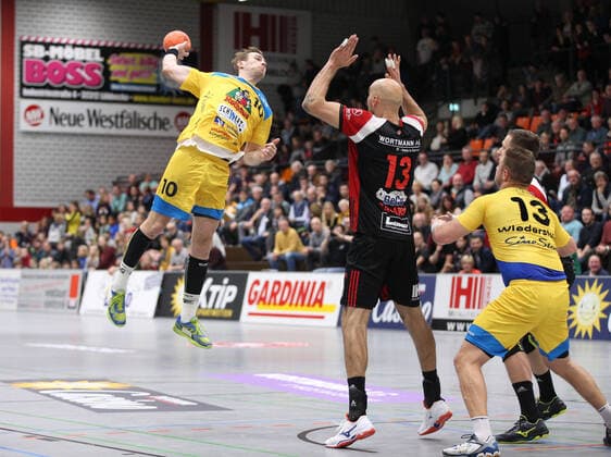 Tom Wolf HSG Konstanz 10 vs Marko Bagaric TuS N Luebbecke 13 right GER, Handball, 2 Bundesliga, TuS N Luebbecke vs HSG Konstanz, 02 11 2019 Luebbecke Copyright: xStrohdiekx Eibner-Pressefotox EP_jsk