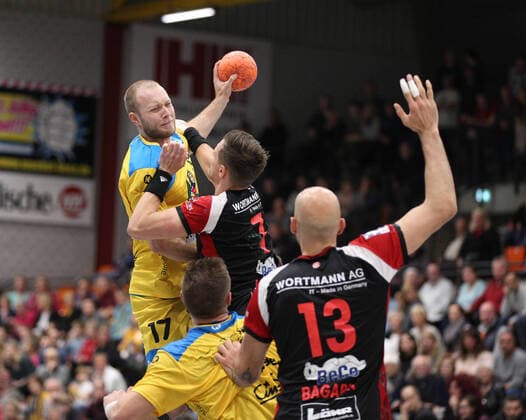 Felix Krueger HSG Konstanz 17 against Patryk Walczak TuS N Luebbecke 7 GER, Handball, 2 Bundesliga, TuS N Luebbecke against HSG Konstanz, 02 11 2019 Luebbecke Copyright: xStrohdiekx Eibner-Pressefotox EP_jsk