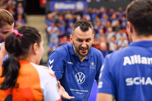 DVV Cup Allianz MTV Stuttgart vs. NawaRo Straubing 02 11 2019 Allianz MTV Stuttgart, volleyball, Bundesliga, women, season 2019 20, in blue, against NawaRo Straubing in orange, DVV Cup, round of 16, Stuttgart coach Giannis Athanasopoulos, Copyright: xBEAUTIFULxSPORTS TomxBlochx