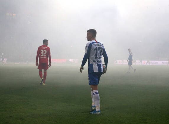 GER, 1 FBL, 1 FC UNION BERLIN VS Hertha BSC 02 11 2019, Stadion an der Wuhlheide, Berlin, GER, 1 FBL, 1 FC UNION BERLIN VS Hertha BSC, DFL regulations prohibit any use of photographs as image sequences and or quasi video in picture game interruption due to pyros of Hertha BSC fans Marcus Ingvartsen 1 FC Union Berlin 32 , Maximilian Mittelstaedt Hertha BSC Berlin 17 nordphotox xEngler nph00076
