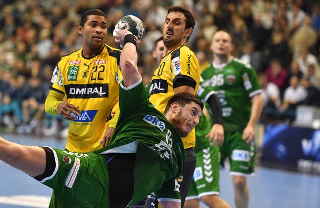 Mijajlo Marsenic Foxes , at litter, back Mads Mensah Larsen Rhein Neckar Löwen , Ilija Abutovic Rhein Neckar Löwen , Foxes Berlin Rhein Neckar Löwen 1 Bundesliga, DKB Handballbundesliga, 2019 2020 Men, Men, Handball, Germany, Germany, Max Schmeling Halle Berlin, 3 11 2019