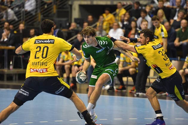 Jacob Tandrup Holm Füchse , with ball, left Ilija Abutovic Rhein Neckar Löwen , right Alexander Petersson Rhein Neckar Löwen , foxes Berlin Rhein Neckar Löwen 1 Bundesliga, DKB Handballbundesliga, 2019 2020 Men, Men, Men, Handball, Germany, Germany, Max Schmeling Halle Berlin, 3 11 2019