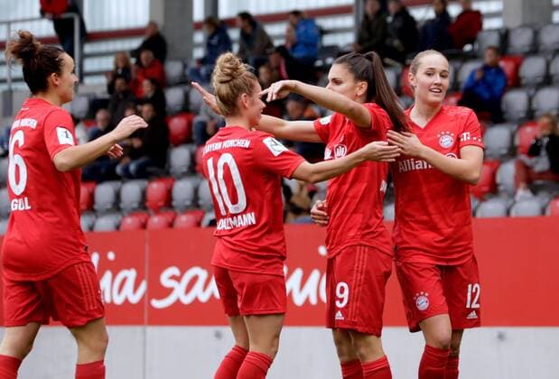 Bayern players cheer for goal to 1 0 with goalscorer Jovana DAMNJANOVIC 9, FCBF womens football, FC Bayen Muenchen FCBF 1 FC Koeln KF , 1 Frauenbundesliga, season 2019 2020, on 3 11 2019 in Muenchen F C B A Y E R N C A M P U S Germany xx
