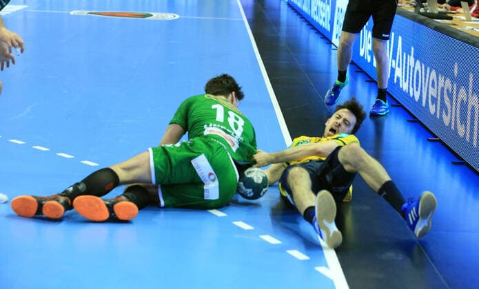 GER, DHB, 1 HBL, FUECHSE BERLIN VS Rhein Neckar Loewen 03 11 2019, Max Schmeling Halle, Berlin, GER, DHB, 1 HBL, FUECHSE BERLIN VS Rhein Neckar Loewen, DHB regulations prohibit any use of photographs as image sequences and or quasi video in picture Hans Lindberg Fuechse Berlin 18 , Patrick Groetzki Rhein Neckar Loewen 24 nordphotox xEngler nph00076