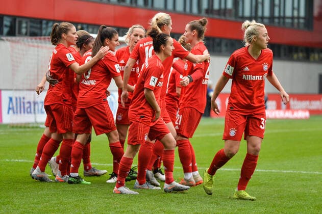 Cheering goal FC Bayern Müpnchen, scorer Jovana Damnjanovic FC Bayern Munich cheers with the team after their goal to 1 0 Munich, Germany, 03 11 2019, 03 11 2019, Munich, Football, 1 Bundesliga, FC Bayern Munich 1 FC Cologne, DFB DFL REGULATIONS PROHIBIT ANY USE OF PHOTOGRAPHS AS IMAGE SEQUENCES AND OR QUASI VIDEO xklx