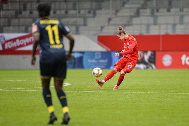 Pass by Simone Laudehr FC Bayern Munich Munich, Germany, 03 11 2019, 03 11 2019, Munich, Football, 1 Bundesliga, FC Bayern Munich 1 FC Cologne, DFB DFL REGULATIONS PROHIBIT ANY USE OF PHOTOGRAPHS AS IMAGE SEQUENCES AND OR QUASI VIDEO xklx